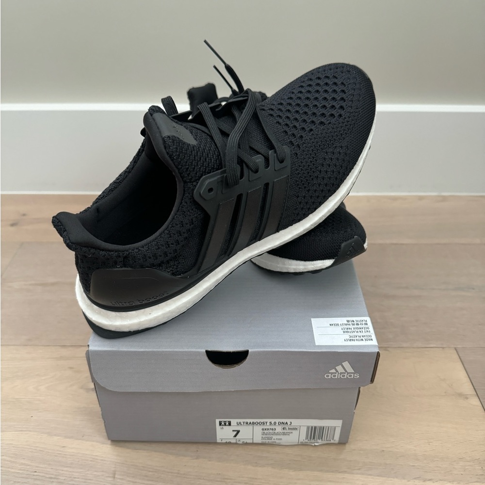 NEW Adidas Ultraboost 5.0 DNA J - Size 7 Youth / Women’s 8 / Mens 7